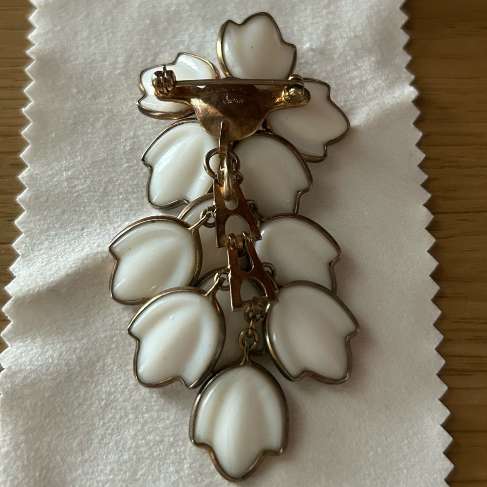 Vintage Crown Trifari White Glass Petaled Flower Dangling Leaves Brooch - Picture 2 of 2